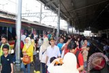 Ratusan penumpang turun dari Kereta Api menuju pintu keluar di Stasiun Kereta Api Kota Bogor, Jawa Barat, pada hari libur HUT ke-70 Kemerdekaan RI Tahun 2015, Senin (17/8/15). 
(ANTARA FOTO/M.Tohamaksun).
