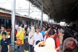 Ratusan penumpang turun dari Kereta Api menuju pintu keluar di Stasiun Kereta Api Kota Bogor, Jawa Barat, pada hari libur HUT ke-70 Kemerdekaan RI Tahun 2015, Senin (17/8/15). 
(ANTARA FOTO/M.Tohamaksun).