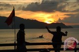 Warga menikmati pemandangan sunset pada hari libur HUT ke 70 RI di Pantai Ulee Lheue, Banda Aceh, Senin (17/8). Sejumlah objek wisata pada hari libur kemerdekaan RI ramai pengunjung. ACEH.ANTARANEWS.COM/Ampelsa/15