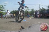 Seorang anak sedang mengikuti lomba ketangkasan bersepeda memeriahkan HUT ke-70 Kemerdekaan RI Tahun 2015, di RW-12, RT-1/RT-2/RT-3, Perumahan Laladon Baru Residence (LBR), Ciomas, Kabupaten Bogor, Provinsi Jawa Barat. (ANTARA FOTO/Humas Panitia-Said Abdullah/Surono).