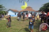 Sejumah anak mengikuti lomba memukul air dalam balon memeriahkan HUT ke-70 Kemerdekaan RI Tahun 2015, di RW-12, RT-1/RT-2/RT-3, Perumahan Laladon Baru Residence (LBR), Ciomas, Kabupaten Bogor, Provinsi Jawa Barat. (ANTARA FOTO/Humas Panitia-Said Abdullah/Surono).
