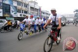 Sejumlah warga sedang berolaharaga sambil berwisata keliling kota mengendarai sepeda onthel/gowes di Jl.Kartini Kota Bandarlampung, Provinsi Lampung. (ANTARA FOTO/M.Tohamaksun/Dok).