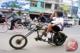 Sejumlah warga sedang berolaharaga sambil berwisata keliling kota mengendarai sepeda onthel/gowes yang dimodifikasi dan gaya di Jl.Kartini Kota Bandarlampung, Provinsi Lampung. (ANTARA FOTO/M.Tohamaksun/Dok).