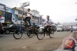 Sejumlah warga sedang berolaharaga sambil berwisata keliling kota mengendarai sepeda onthel/gowes yang domodifikasi di Jl.Kartini Kota Bandarlampung, Provinsi Lampung. (ANTARA FOTO/M.Tohamaksun/Dok).