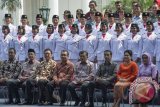 Presiden Joko Widodo (ketiga kanan bawah), Wapres Jusuf Kalla (keeempat kanan bawah), Ibu Negara Ny. Iriana Joko Widodo (kedua kanan bawah) dan Ibu Mufidah Jusuf Kalla (kanan bawah) berfoto bersama dengan para anggota Paskibraka ketika acara Silaturahmi Presiden dengan Paskibraka, Pasukan Kehormatan Taruna Akademi Militer TNI dan Akpol, Paduan Suara dan Orkestra Gita Bahana Nusantara dan Para Teladan Nasional di Istana Bogor, Jawa Barat, Selasa (18/8). Acara tersebut digelar sebagai wujud apresiasi pemerintah atas prestasi yang mereka raih. ANTARA FOTO/Widodo S. Jusuf/wdy/15.