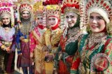 Sejumlah pelajar memakai pakaian adat saat karnaval memeriahkan HUT ke-70 Republik Indonesia di Lhokseumawe, Aceh. Selasa (18/8). Karnaval kemerdekaan tersebut diikuti ribuan pelajar dengan tujuan menanamkan rasa patriotisme dan menggali kreatifitas generasi muda. ANTARA FOTO/Rahmad/pras/15