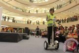 Seorang polisi wanita mengendarai segway di Tunjungan Plaza Surabaya, Jawa Timur, Selasa (18/8). Kegiatan tersebut merupakan rangkaian peresmian patroli Srikandi oleh Polrestabes Surabaya untuk pengamanan di pusat perbelanjaan di Surabaya. Antara Jatim/Fandhy Rizal/SHP/15