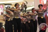 Polisi wanita memperagakan bela diri di Tunjungan Plaza Surabaya, Jawa Timur, Selasa (18/8).  Kegiatan tersebut merupakan rangkaian peresmian patroli Srikandi oleh Polrestabes Surabaya untuk pengamanan di pusat perbelanjaan di Surabaya. Antara Jatim/Fandhy Rizal/SHP/15