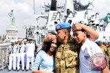 Komandan KRI Bung Tomo-357, Kolonel Laut (P) Yayan Sofiyan (tengah) memeluk putrinya, Evita Nona Ghassani (kiri) dan Antares (kanan) di geladak KRI Bung Tomo-357 ketika akan berangkat di Dermaga Ujung, Koarmatim, Surabaya, Jawa Timur, Rabu (19/8). Sebanyak 107 prajurit terpilih tergabung dalam Satgas Maritime Task Force (MTF) TNI Kontingen Garuda XXVIII-H/UNIFIL (United Nation Interm Force In Lebanon) 2015 dilepas oleh Pangarmatim, Laksamana Muda TNI Darwanto tersebut mengemban misi perdamaian dunia, yang akan bergabung dengan kapal perang angkatan laut negara lainnya yang tergabung dalam gugus tugas MTF. Antara Jatim/M Risyal Hidayat/15