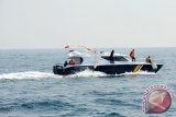 Kapal patroli Napoleon 003 dari Kementerian Kelautan dan Perikanan (KKP) melintasi Perairan Pulau Lemukutuan di Kabupaten Bengkayang, Kalbar, Selasa (18/8). KKP secara rutin melakukan patroli di perairan Indonesia untuk memantau aktivitas pencurian ikan yang dilakukan kapal nelayan asing atau penangkapan ikan secara ilegal dengan menggunakan pukat harimau. ANTARA FOTO/Jessica Helena Wuysang/15