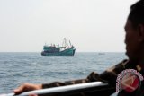 Petugas kapal patroli Kementerian Kelautan dan Perikanan mengawasi dua dari 15 kapal motor nelayan asing yang ditangkap karena mencuri ikan di Perairan Indonesia, sesaat sebelum diledakkan, di Pulau Lemukutan, Kabupaten Bengkayang, Kalbar, Selasa (18/8). Direktur Jenderal Pengawasan Sumber Daya Kelautan dan Perikanan (PSDKP), Asep Burhanudin menyatakan bahwa 15 kapal pencuri ikan tersebut diledakkan dengan menggunakan dinamit daya ledak rendah, agar kondisi kapal tetap terjaga dan dapat dijadikan rumpon atau rumah ikan di lokasi penenggelaman. ANTARA FOTO/Jessica Helena Wuysang/15
