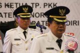 Penjabat Bupati Kediri Idrus (kanan) dan Penjabat Bupati Lamongan Wahid Wahyudi (kiri) saat pelantikan oleh Gubernur Jawa Timur Soekarwo di Gedung Negara Grahadi, Jalan Gubernur Suryo Surabaya, Rabu (19/8). Gubernur melantik empat penjabat kepala daerah masing-masing Pj Wali Kota Blitar, Pj Bupati Lamongan, Pj Bupati Ponorogo dan Pj Bupati Kediri. Antara Jatim/Fiqih Arfani
