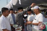 Walikota Padangsidimpuan Andar Amin Harahap menepung tawari sejumlah jamaah haji di Halaman Bolak, Padangsidimpuan, Rabu (19/8). Proses tepung tawar secara simbolis tersebut dihadiri sekitar 300 calon jamaah haji yang berasal dari Padangsidimpuan. Antarasumut/Khairul Arief