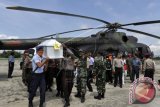 Petugas SAR gabungan membawa peti jenazah korban kecelakaan pesawat Trigana Air di Kompleks Bandara Sentani, Kabupaten Jayapura, Papua, Kamis (20/8). Sebanyak 25 jenazah yang dibawa pesawat Trigana Air jenis twin otter dan helikopter TNI AD jenis Mil Mi-17 tiba di Bandara Sentani Jayapura pukul 9.58 WIT untuk selanjutnya dibawa ke RS Bhayangkara di Jayapura untuk diidentifikasi. ANTARA FOTO/Andika Wahyu/wdy/15.