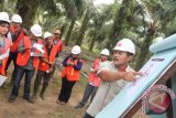 General Manager PT Sajang Heulang Hariady Supianto memberikan paparan kepada sejumlah yang melakukan kunjungan jurnalistik di perkebunan sawit yang dikelola Minamas Plantation Kabupaten Tanah bumbu Kalimantan Selatan, Kamis (20/8). PT Sajang Heulang yang terletak di perkebunan Minamas desa Sebamban tersebut memiliki area tanam 16.639 hektar dengan total kapasitas produksi tandan buah segar sebanyak 347.749 metrik ton. Foto Antaranews Kalsel/Herry Murdy Hermawan