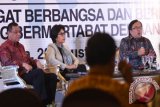 Menteri Keuangan, Bambang Brojonegoro (kanan) didampingi Dirjen Pajak, Sigit Priadi Pramudito (kiri) dan anggota DPR RI komisi XI, Indah Kurnia (tengah) menyampaikan sambutan disela-sela Dialog Perpajakan di Surabaya, Jawa Timur, Kamis (20/8) malam. Dialog Perpajakan diharapkan terdapat sinergi dan pemahaman yang sama antara Direktorat Jenderal Pajak (DJP) dengan wajib pajak untuk dapat sama-sama merealisasikan target penerimaan pajak sebesar Rp1.294.256.896.000 pada tahun 2015. Antara Jatim/M Risyal Hidayat/15