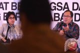 Menteri Keuangan, Bambang Brojonegoro (kanan) didampingi anggota DPR RI komisi XI, Indah Kurnia (kiri) menyampaikan sambutan disela-sela Dialog Perpajakan di Surabaya, Jawa Timur, Kamis (20/8) malam. Dialog Perpajakan diharapkan terdapat sinergi dan pemahaman yang sama antara Direktorat Jenderal Pajak (DJP) dengan wajib pajak untuk dapat sama-sama merealisasikan target penerimaan pajak sebesar Rp1.294.256.896.000 pada tahun 2015. Antara Jatim/M Risyal Hidayat/15