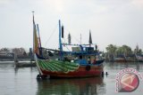 Sejumlah nelayan mendorong perahu di Desa Palang, Kecamatan Palang, Kabupaten Tuban, Jawa Timur, Jumat (21/8). Nelayan di pantura Tuban, mulai kembali melaut, yang semula sempat berhenti melaut, disebabkan angin kencang. Antara Jatim/Slamet Agus Sudarmojo/zk/15