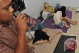 Petugas Imigrasi Ngurah Rai mengawasi sejumlah warga negara Tiongkok saat mereka ditahan di Rumah Detensi Imigrasi, Jimbaran, Bali, Jumat (21/8). Imigrasi Ngurah Rai menahan 47 warga Tiongkok dan seorang warga Taiwan karena melanggar izin keimigrasian dengan dugaan melakukan judi dan penipuan online di sebuah villa di kawasan Jimbaran, Kuta Selatan. ANTARA FOTO/Nyoman Budhiana/i018/2015.