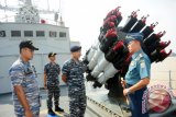 Danlantamal XII Pontianak, Kolonel Laut (P) Heru Santoso (kanan) berbincang dengan Komandan KRI Silas Papare-386, Letkol Laut (P) Andri Kristianto (dua kanan) saat berkoordinasi terkait pengamanan jalur Karnaval Khatulistiwa di KRI Silas Papare-386 yang sedang bersandar di Mako Lantamal XII Pontianak, Kalbar, Kamis (20/8). Lantamal XII Pontianak mengerahkan empat kapal yaitu KRI Silas Papare-386, KRI Sembilang-850, KRI Kujang-642 dan KRI Teluk Cirebon-543 untuk pengamanan kunjungan Presiden Joko Widodo yang dijadwalkan akan menghadiri Karnaval Khatulistiwa di Sungai Kapuas, Pontianak pada Sabtu (22/8). ANTARA FOTO/Jessica Helena Wuysang/15
