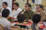 Presiden Joko Widodo (kedua kanan) didampingi Menkominfo Rudiantara (kedua kiri), Mendikbud Anies Baswedan (kiri) dan Seskab Pramono Anung (kanan) melakukan pertemuan dengan para direktur program stasiun televisi swasta dan negeri di Istana Merdeka, Jakarta, Jumat (21/8). Presiden Joko Widodo menyampaikan kepeduliannya terhadap berbagai program tayangan di semua stasiun televisi agar lebih mendidik dan berwawasan kebangsaan, bukan semata-mata hanya mengutamakan peringkat tayang (rating) saja. ANTARA FOTO/Widodo S. Jusuf/wdy/15.