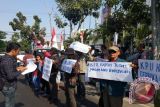 Puluhan warga yang mengatasnamkan Relawan Surabaya Bersatu menggelar demonstrasi terkait tidak transparannya tahapan pelaksanaan Pilkada Surabaya di depan Kantor Komisi Pemilihan Umum (KPU) Surabaya, Jumat (21/8). Massa aksi juga menyegel kantor KPU sebagi protes atas sikap Ketua KPU Surabaya Robiyan yang tidak bisa menjelaskan secara transparan mengenai keaslihan rekomendasi pasangan calon kepala daerah. Antara Jatim/Foto Abdul Hakim/15