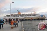 Sejumlah pemudik menaiki KM Dorolonda yang akan berlayar ke Balikpapan dan Surabaya di Pelabuhan Pantoloan Palu, Sulawesi Tengah.