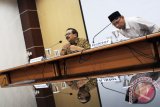 Gubernur Jawa Timur Soekarwo (kiri) bersama Rektor Universitas Airlangga Surabaya Prof Dr Moh. Nasih saat memberikan keterangan pers penganugerahan gelar Doktor Honoris Causa untuk Soekarwo di Gedung Rektorat Kampus C Unair, Jalan Mulyorejo Surabaya, Jumat (21/8). Soekarwo dinilai berprestasi saat memimpin Jawa Timur melalui konsep pengembangan ekonomi 