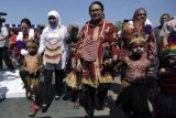 Menteri Sosial Khofifah Indar Parawansa (kedua kiri) bersama Menteri Pemberdayaan Perempuan dan Perlindungan Anak Yohana Yembise (kedua kanna) tiba untuk menghadiri peringatan Hari Anak Nasional Ke-31 di Jayapura, Papua, Jumat (21/8). Kegiatan tersebut merupakan salah satu upaya pemerintah dalam meningkatkan kesejahteraan anak-anak yang nantinya diharapkan mampu menjadi generasi berdedikasi dan berguna di masa mendatang. ANTARA FOTO/Sigid Kurniawan/pd/15.