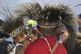 Warga dengan pakaian tradisional Papua mengikuti peringatan Hari Anak Nasional Ke-31 di Jayapura, Papua, Jumat (21/8). Kegiatan tersebut merupakan salah satu upaya pemerintah dalam meningkatkan kesejahteraan anak-anak yang nantinya diharapkan mampu menjadi generasi berdedikasi dan berguna di masa mendatang. ANTARA FOTO/Sigid Kurniawan/pd/15.