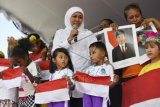 Menteri Sosial Khofifah Indar Parawansa (tengah) berbincang dengan sejumlah anak saat peringatan Hari Anak Nasional Ke-31 di Jayapura, Papua, Jumat (21/8). Kegiatan tersebut merupakan salah satu upaya pemerintah dalam meningkatkan kesejahteraan anak-anak yang nantinya diharapkan mampu menjadi generasi berdedikasi dan berguna di masa mendatang. ANTARA FOTO/Sigid Kurniawan/pd/15.