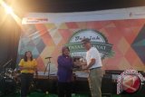 Wali Kota Surabaya Tri Rismaharini menerima kenang-kenangan dari Wakil Direktur Utama Bank Danamon Manggi T. Habis di acara Festival Pasar Rakyat yang digelar Yayasan Danamon peduli dan PD Pasar di Pasar Kembang Kota Surabaya, Sabtu (21/8). Pada kesempatan ini Wali Kota menkankan bahwa pasar rakyat sebagai ruang publik yang memiliki peran dan nilai unik yang tidak dapat digantikan. Antara Jatim/Foto Abdul Hakim/Oka/15.