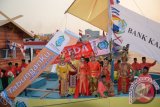 Bank Kalbar ikut berpartisipasi dalam Karnaval Khatulistiwa 2015 yang dibuka Presiden Joko Widodo di Pontianak, Sabtu (22/8). Presiden mengajak bangsa Indonesia optimistis menghadapi tantangan menuju masa depan yang lebih baik. (Foto : Corsec Bank Kalbar)