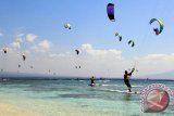 Pemain Kiteboarding (selancar layang) melakukan gaya maraton pada kejuaraan Kiteboarding internasional di Pulau Tabuhan, Banyuwangi, Jawa Timur, Sabtu (22/8). Acara yang berlangsung pada 22-23 Agustus 2015 tersebut di ikuti 51 peserta dari 20 negara untuk memperebutkan hadiah ratusan juta Rupiah. Antara Jatim/Budi Candra Setya/zk/15.