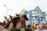 Bank Kalbar ikut berpartisipasi dalam Karnaval Khatulistiwa 2015 yang dibuka Presiden Joko Widodo di Pontianak, Sabtu (22/8). Presiden mengajak bangsa Indonesia optimistis menghadapi tantangan menuju masa depan yang lebih baik. (Foto : Corsec Bank Kalbar)