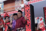 Bank Kalbar ikut berpartisipasi dalam Karnaval Khatulistiwa 2015 yang dibuka Presiden Joko Widodo di Pontianak, Sabtu (22/8). Presiden mengajak bangsa Indonesia optimistis menghadapi tantangan menuju masa depan yang lebih baik. Tampak Dirut Bank Kalbar Sudirman HMY ikut di kendaraan hias Bank Kalbar. (Foto : Corsec Bank Kalbar)