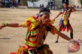 Sejumlah seniman dari kelompok seni Krido Putro Sejati beraktraksi Jathilan di Bergas, Kabupaten Semarang, Jawa Tengah, Minggu (23/8). Kesenian jathilan yang masih bertahan di Jawa Tengah, Daerah Istimewa Yogyakarta (DIY), dan Jawa Timur tersebut mengangkat cerita-cerita babad tanah Jawa seperti, cerita Panji , Ario Penangsang dan cerita lain era kerajaan Majapahit. Antara Foto/Aditya Pradana Putra/wdy/15.