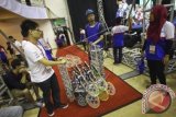 Tim robot dari Negara China bersiap untuk bertanding saat Kontes Robot Internasional Asia-Pasific Broadcasting Union (ABU) Robocon 2015 di Sportorium Universitas Muhammadiyah Yogyakarta, Gamping, Sleman, Yogyakarta, Minggu (23/8). Kontes robot yang diikuti 18 tim dari universitas di Asia Pasific itu menjadi ajang silaturahmi dan kompetisi antar mahasiswa pecinta robot. ANTARA FOTO/Andreas Fitri Atmoko/wdy/15.