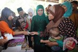Warga memperlihatkan Kartu Elektronik PKH saat pencairan dana bantuan Program Keluarga Harapan (PKH) di kantor Kecamatan Bangil, Pasuruan, Jawa Timur, Minggu (23/8). Masyarakat yang terdata dalam penerima PKH tersebut selain mendapatkan dana bantuan pokok sebesar Rp500.000 per tahun juga mendapat dana bantuan lain hingga Rp4.200.000 per tahun tergantung kriteria dan jumlah anak dalam keluarga. Antara Jatim/Moch Asim/Zk/15