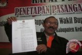 Kediri (Antara Jatim) - Komisioner Komisi Pemilihan Umum (KPU) Kabupaten Kediri, menunjukkan Surat Keputusan tentang Penetapan Pasangan Calon dalam Pilkada di Kabupaten Kediri, di kantor KPU setempat, Senin (24/8). Pilkada di Kabupaten Kediri diikuti dua pasangan calon yaitu pasangan petahana Haryanti-Masykuri (PDIP, PKB, Partai Golkar, Partai Demokrat, dan Partai Bulan Bintang) serta Ari Purnomo Adi dan Arifin (Partai Gerindra dan PAN). Antara Jatim/Foto/Asmaul Chusna  