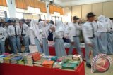 Tanjung, 24/8 - Puluhan pelajar menghadiri Festival buku Gramedia di Gedung Saraba Kawa Tanjung Kabupaten Tabalong yang dilaksanakan 24 Agustus 2015. Fesfival buku Gramedia ini juga diisi acara Talk show dengan penulis buku asal Tabalong Miftahul Rahman Albanjari dengan judul Keajaiban Seribu Dinar.Foto:Antara/Herlina Lasmianti
