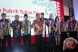 Tuban - Menteri Perindustrian Saleh Husin (tengah) menabuh kentongan bambu, didampingi Presiden Direktur PT Holcim Indonesia Tbk Gary Schutz (kiri) menandai peresmian dua pabrik semen Holcim di Kecamatan Tambakboyo, Kabupaten Tuban, Jawa Timur, Senin (24/8). Pabrik dengan investasi sebesar Rp8 triliun itu, mampu memproduksi 3,4 juta ton semen/tahun. Antara Jatim/Foto/Slamet Agus Sudarmojo. 