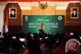 Presiden Joko Widodo menyampaikan pidato pada pembukaaan Munas Majelis Ulama Indonesia (MUI) ke-9 di Grahadi, Surabaya, Jawa Timur, Selasa (25/8). Acara yang mengangkat tema Islam Wasathiyyah untuk dunia yang berkeadilan dan berkeadaban tersebut akan berlangsung hingga 27 Agustus 2015. ANTARA FOTO/Zabur Karuru/wdy/15.