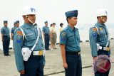 Prajurit Lantamal XII Pontianak, Kopda TTU Sukasa (tengah) mengikuti Upacara Militer Diberhentikan Tidak Dengan Hormat di Mako Lantamal XII Pontianak, Kalbar, Selasa (25/8). Danlantamal XII Pontianak, Kolonel Laut (P) Heru Santoso menyatakan bahwa Kopda TTU Sukasa diberhentikan tidak dengan hormat dari TNI AL karena dua pelanggaran berat yaitu desersi dari tugas dan telah melakukan tindak pidana. ANTARA FOTO/Jessica Helena Wuysang/15