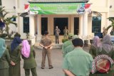 Bupati Hulu Sungai Tengah (HST) H Harun Nurasid akhirnya berpamitan dengan seluruh jajaran PNS di lingkup pemkab HST, saat apel gabungan Linmas, Senin (24/8). Orang nomor satu di Bumi Murakata ini menuturkan, meskipun masa jabatannya sebagai bupati akan segera berakhir, namun ia akan kembali mencalonkan diri sebagai Bupati HST periode 2016-2021.(Foto Antaranews Kalsel/fatur/humas/e)