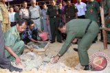 Wali Kota Bontang Adi Darma saat meletakkan batu pertama pembangunan Panti Sosial Terpadu di Gang Bete-bete, Kelurahan Tanjung Laut Indah, Kecamatan Bontang Selatan, Senin (24/8).