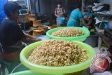 Pekerja memproses pembuatan tempe di industi rumahan kawasan Perumnas Manisrejo, Kota Madiun, Jawa Timur, Kamis (27/8). Pengusaha tempe industri rumahan yang memproduksi 3 kuintal perhari tersebut mengaku rugi akibat naiknya harga kedelai impor dari Rp6.800/kg menjadi Rp7.200/kg, namun dia masih bertahan dengan harga jual tempe Rp2.000 (kemasan 2 ons), Rp4.000 (kemasan 4 ons) dan Rp6.000 (kemasan 6 ons) sambil menunggu harga kedelai turun. Antara Jatim/Siswowidodo/zk/15
