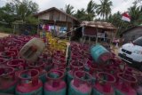 Gas produk Malaysia diletakkan di kawasan Dermaga Lalosalo. Sebatik, Kalimantan Utara, Rabu (26/8). Berbagai produk dari Malaysia banyak ditemukan di daerah perbatasan tersebut karena kendala keterbatasan distribusi dalam negeri. ANTARA FOTO/Rosa Panggabean/kye/15.
