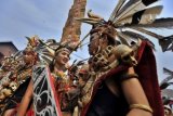 Warga Suku Dayak Landak mengikuti Karnaval Khatulistiwa 2015 di depan Rumah Adat Radakng, Pontianak, Kalimantan Barat, Sabtu (22/8). Karnaval Khatulistiwa 2015 dalam rangka puncak peringatan HUT Kemerdekaan ke-70 RI tersebut dibuka oleh Presiden Joko Widodo, diikuti oleh lebih dari 4000 peserta dari 24 propinsi, terdiri atas karnaval darat dan karnaval air (sungai) ANTARA FOTO/Yudhi Mahatma/nz/15