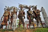 Warga Suku Dayak Landak mengikuti Karnaval Khatulistiwa 2015 di depan Rumah Adat Radakng, Pontianak, Kalimantan Barat, Sabtu (22/8). Karnaval Khatulistiwa 2015 dalam rangka puncak peringatan HUT Kemerdekaan ke-70 RI tersebut dibuka oleh Presiden Joko Widodo, diikuti oleh lebih dari 4000 peserta dari 24 propinsi, terdiri atas karnaval darat dan karnaval air (sungai) ANTARA FOTO/Yudhi Mahatma/nz/15